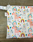Sac imperméable, format sandwich avec ganse : licornes et arc-en-ciel