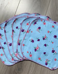 Débarbouillette de flanelle : fleurs fond turquoise