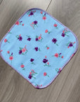 Débarbouillette de flanelle : fleurs fond turquoise