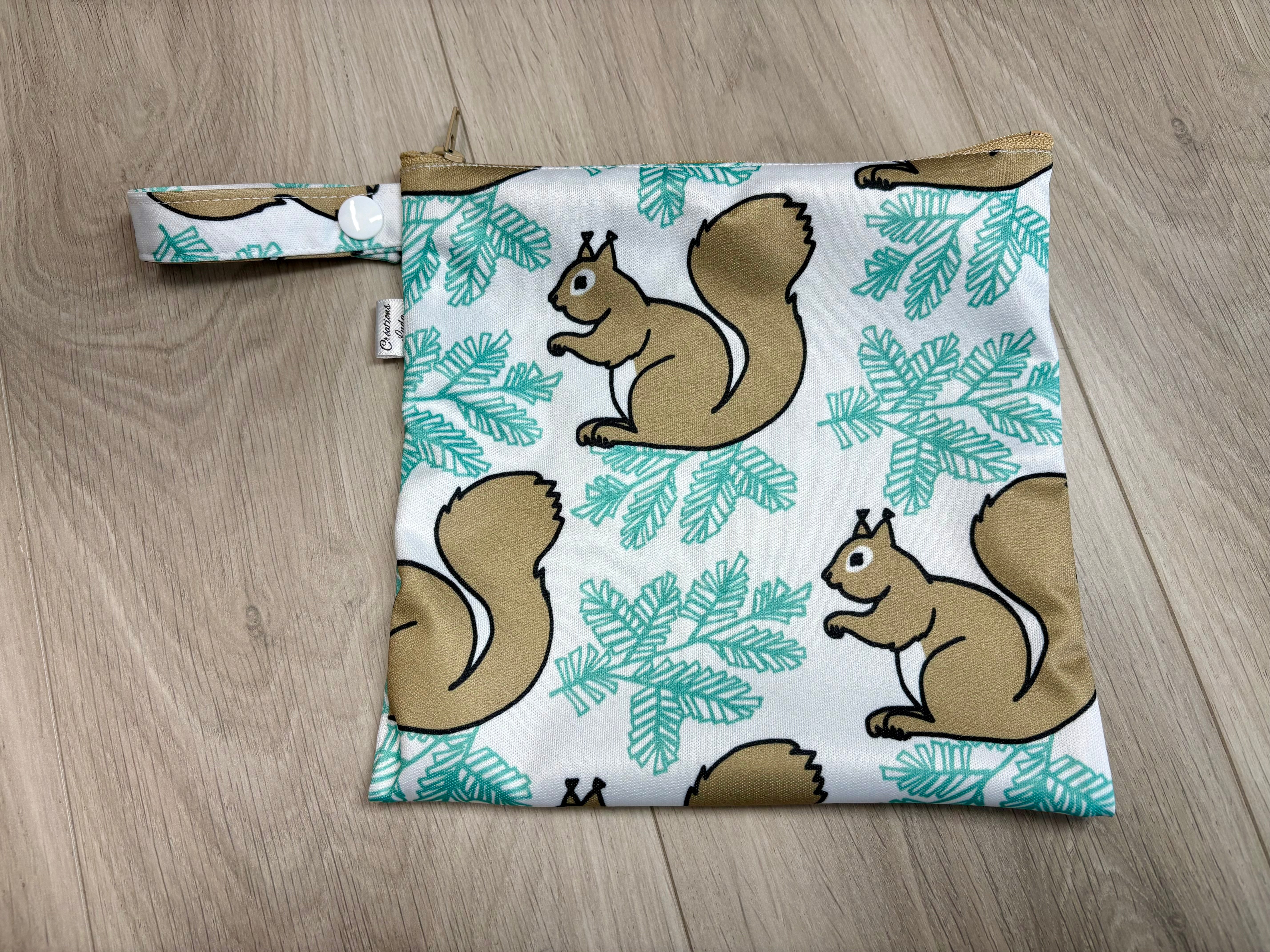Sac imperméable, format sandwich avec ganse : écureuils – Créations Luda