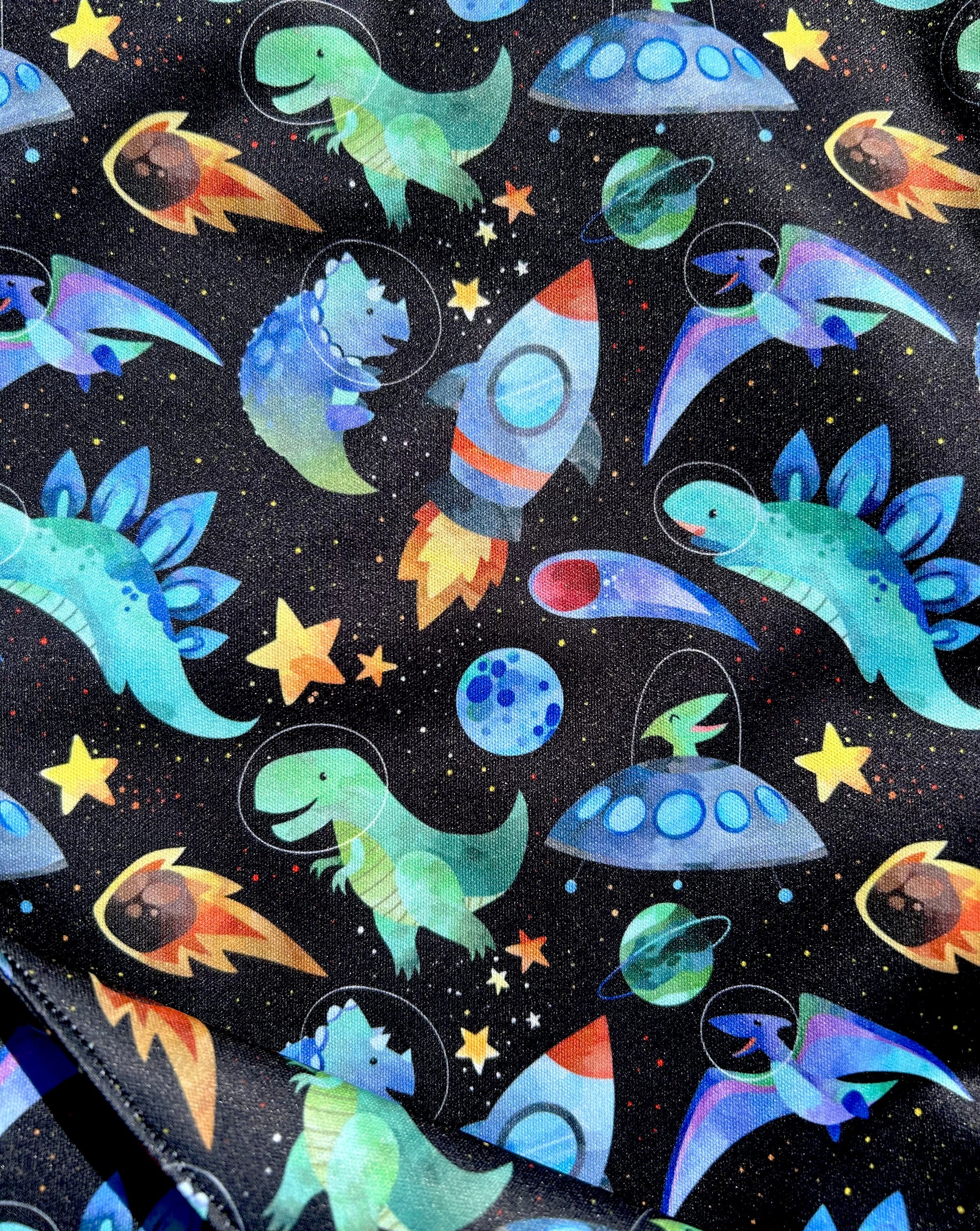 Sac imperméable, format sandwich avec ganse :  Dinos dans l’espace