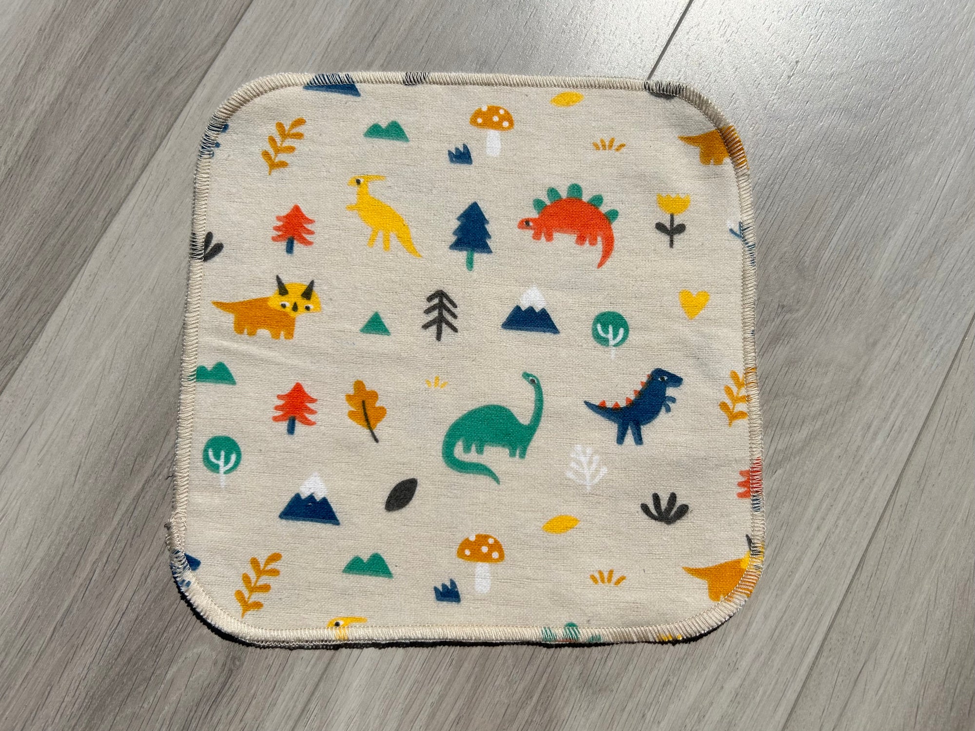 Débarbouillette de flanelle : Dinos fond beige