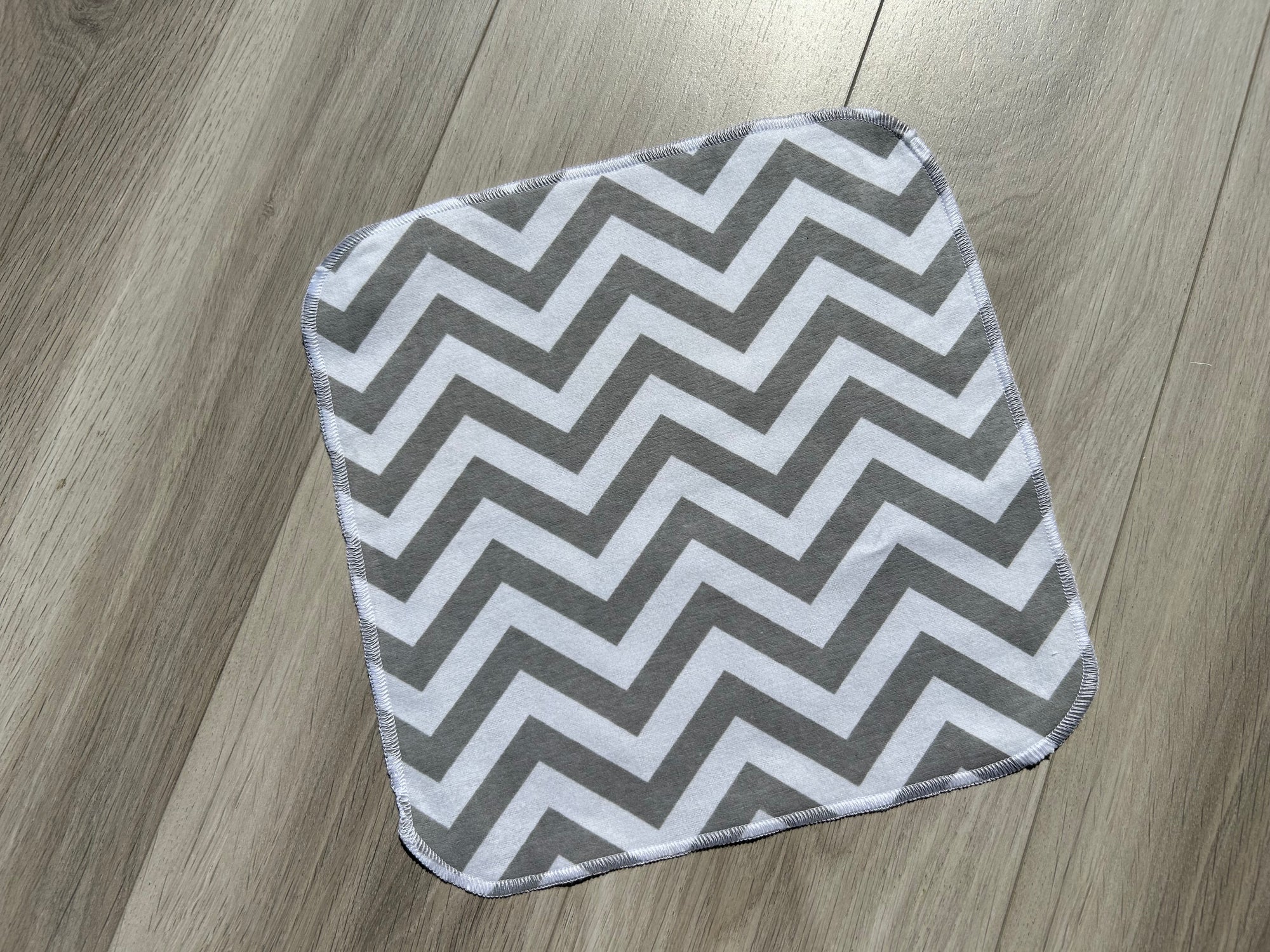 Lingettes / essuie tout/ serviettes de table en flanelle : chevron gris blanc