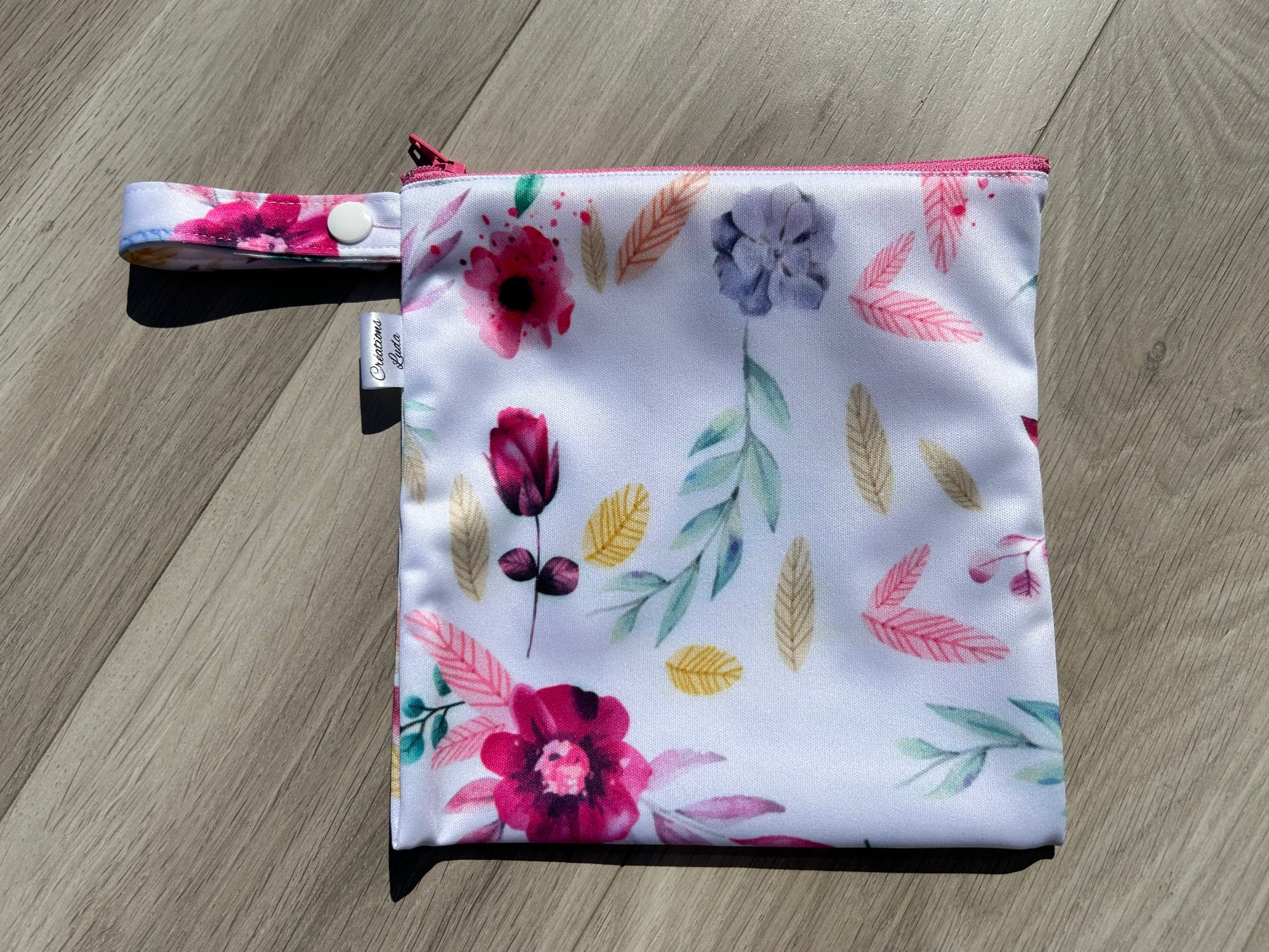 Sac imperméable, format sandwich avec ganse :  fleurs roses