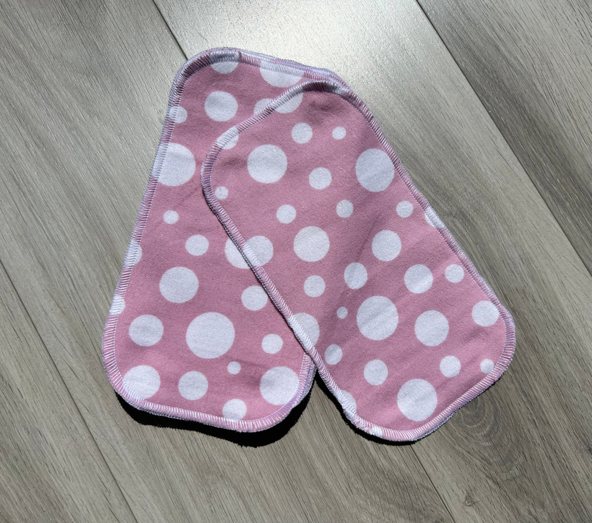 Papier toilette lavable : bulles blanches fond rose