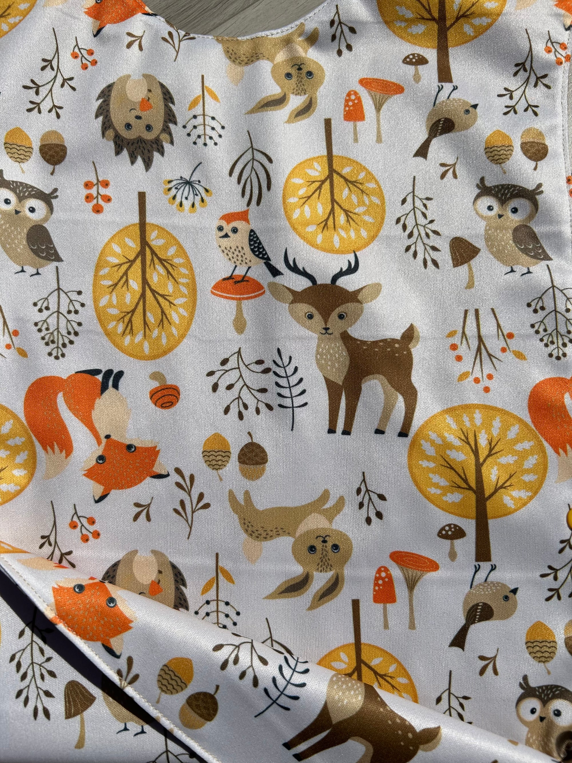 Sac imperméable, format sandwich avec ganse :  animaux de la forêt fond beige