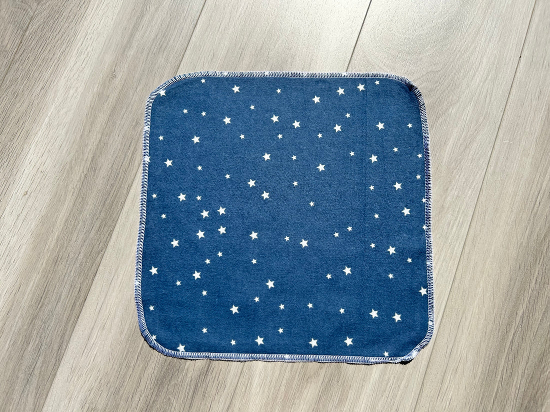 Lingettes / essuie tout/ serviettes de table en flanelle : étoiles fond bleu