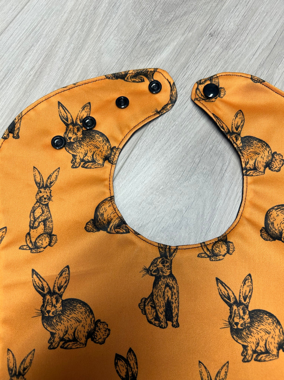 Bavette imperméable évolutive 1 à 4 ans :  lapins