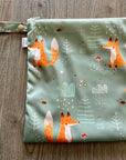 Sac imperméable, format moyen  : renards fond vert