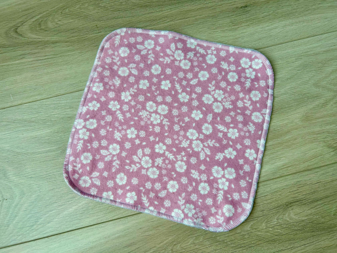 Lingettes / essuie tout/ serviettes de table en flanelle : petites fleurs fond rose