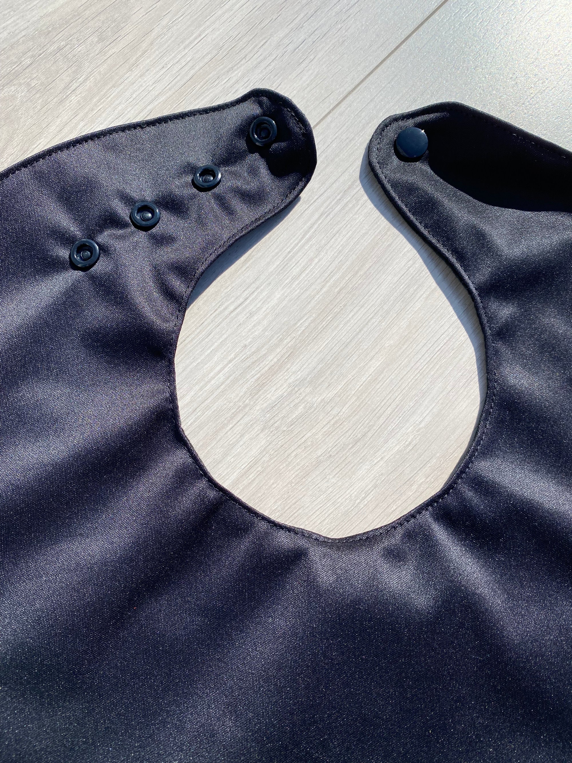 Bavette imperméable évolutive 1 à 4 ans :  noire et melons