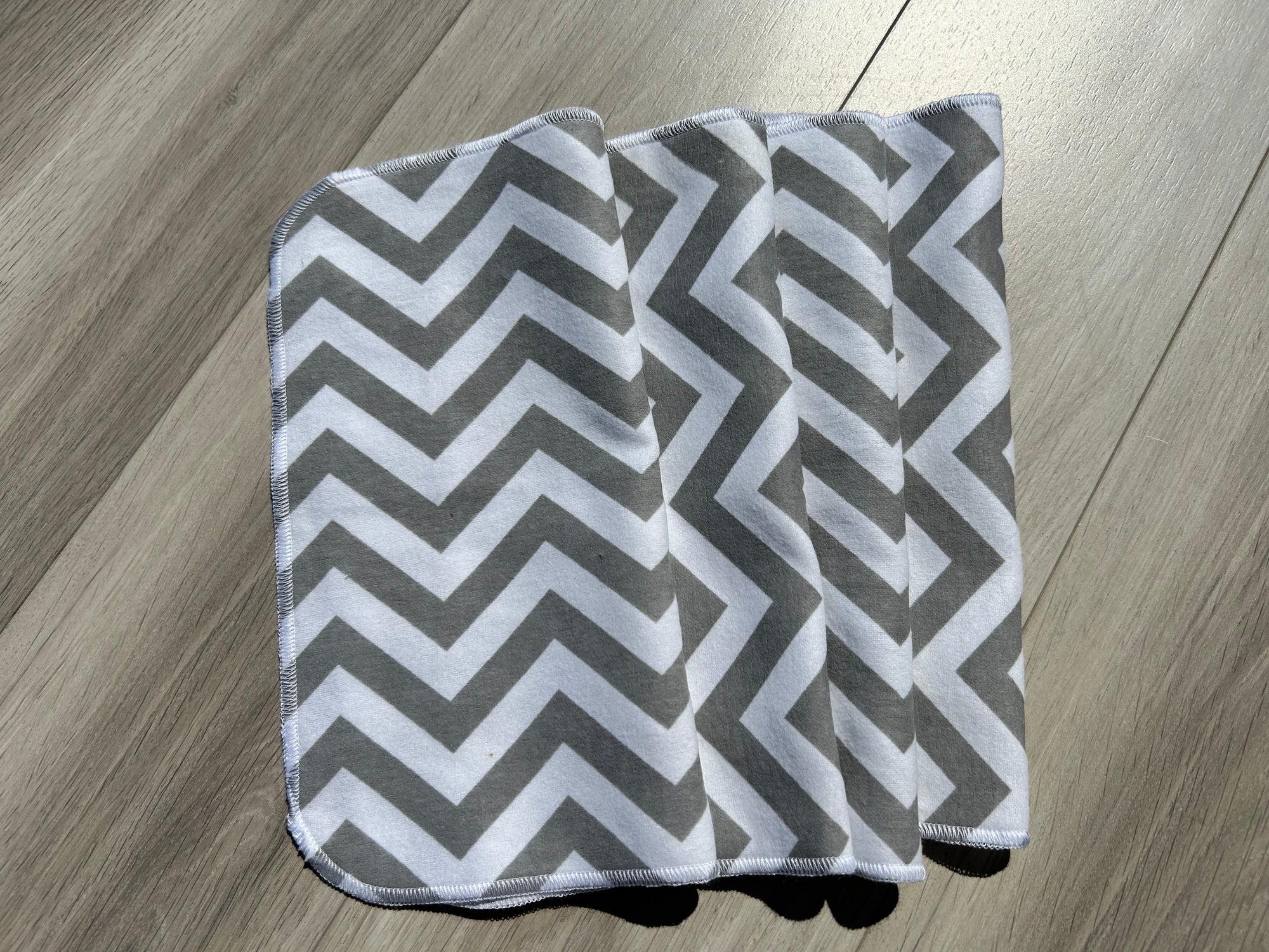 Lingettes / essuie tout/ serviettes de table en flanelle : chevron gris blanc