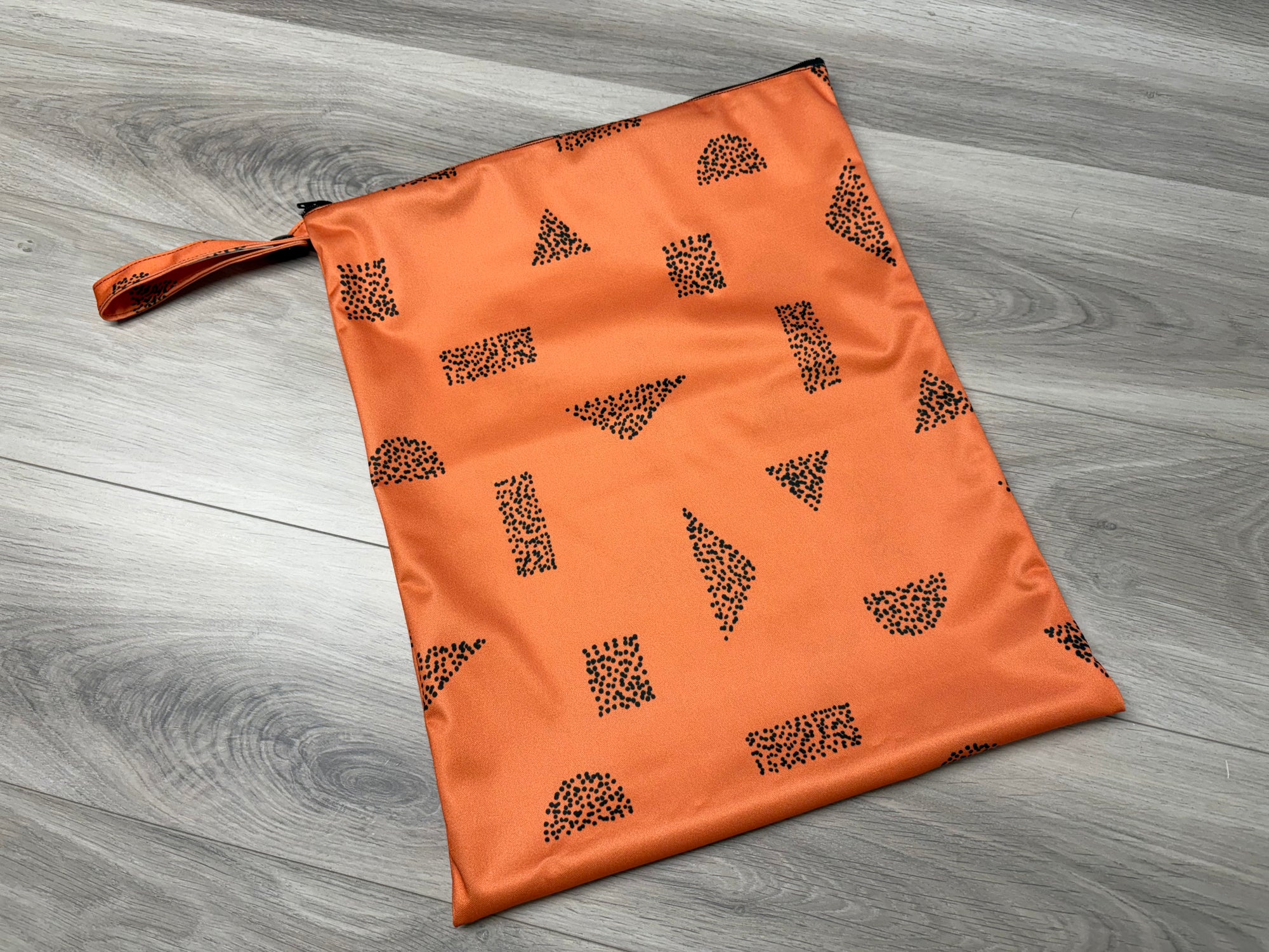 Grand sac imperméable wetbag: formes géométriques sur fond orange