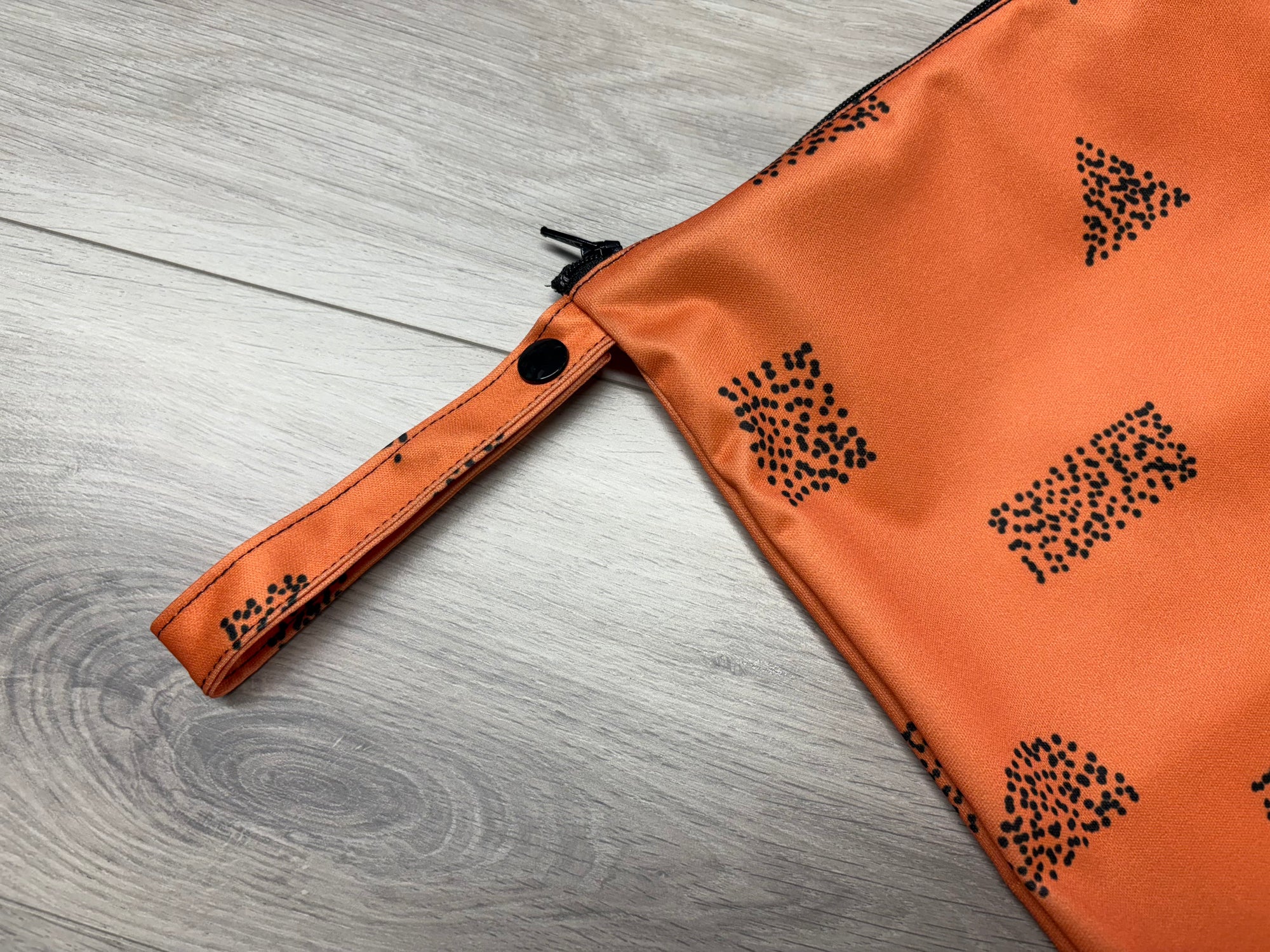 Grand sac imperméable wetbag: formes géométriques sur fond orange