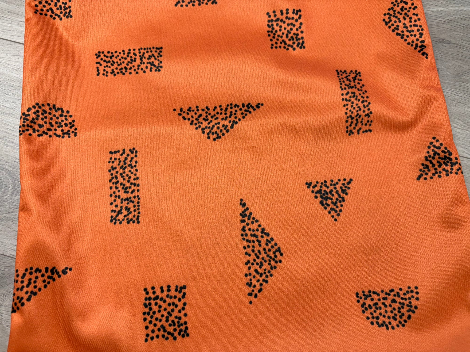 Grand sac imperméable wetbag: formes géométriques sur fond orange