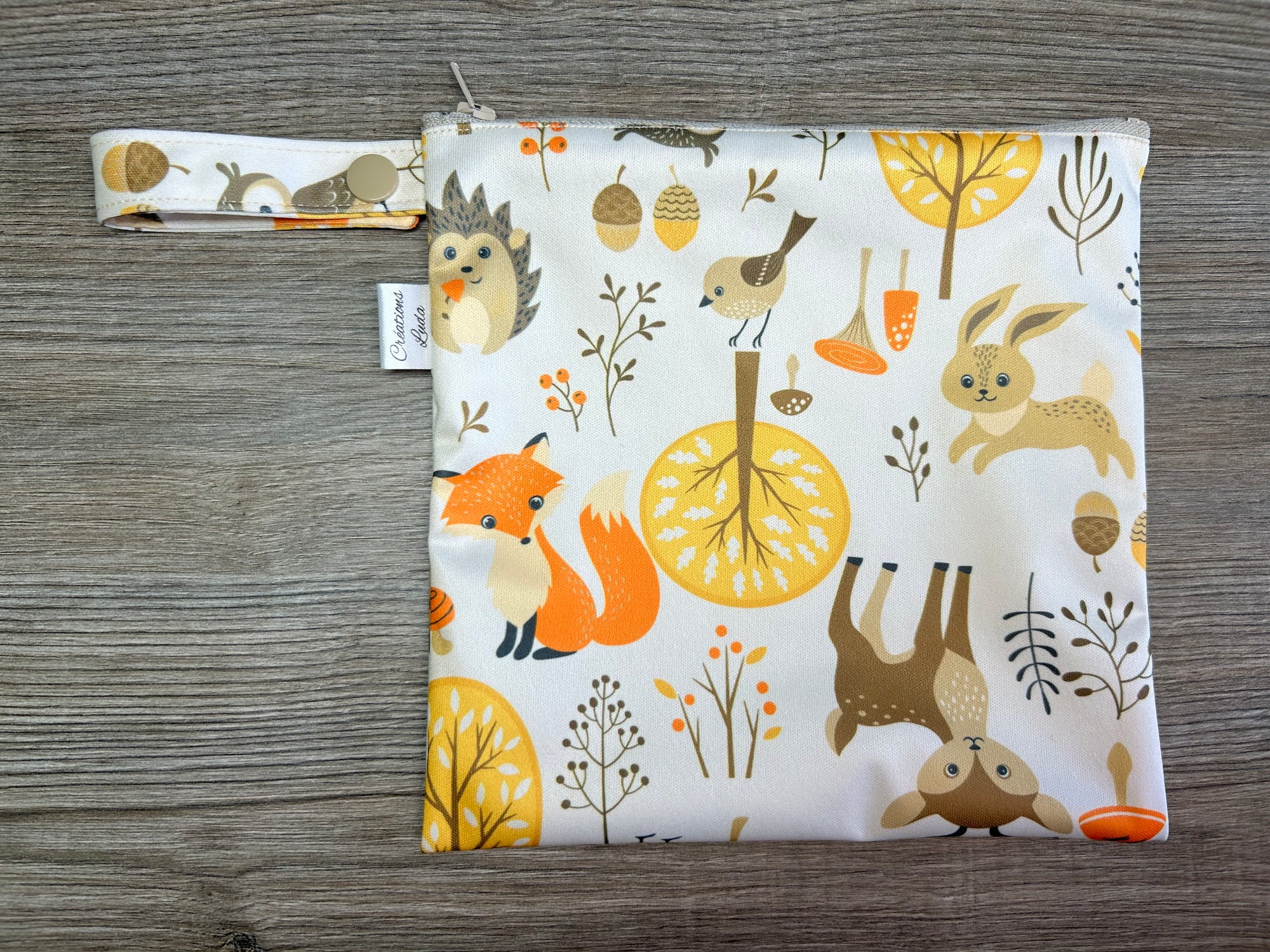 Sac imperméable, format sandwich avec ganse :  animaux de la forêt fond beige